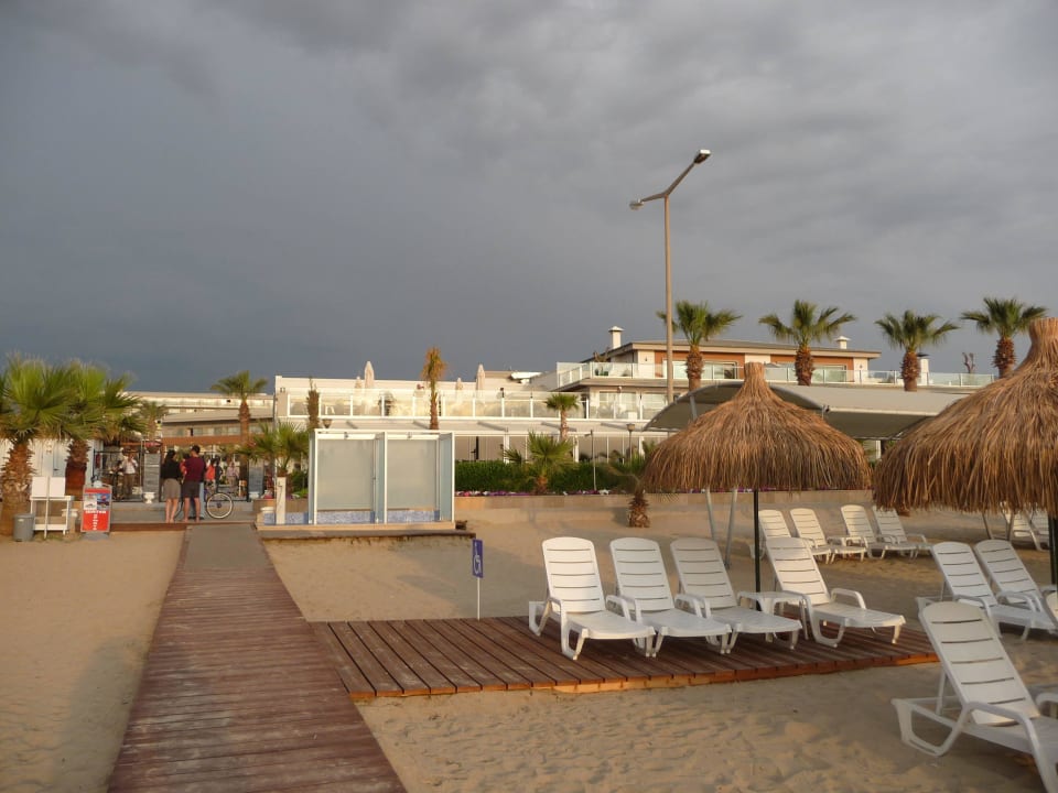 Strand mit Blick aufs Hotel Palm Wings Kusadasi Beach Resort & Spa