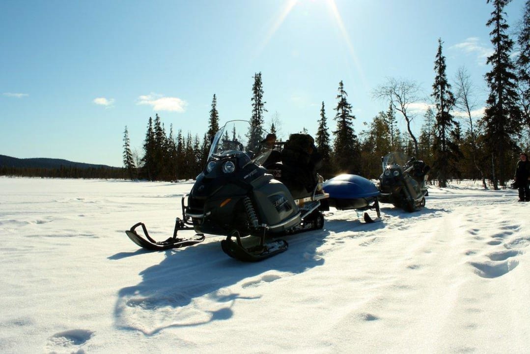 Ausflug mit Schneemobil Luxus Ferienhäuser Lappland Dream