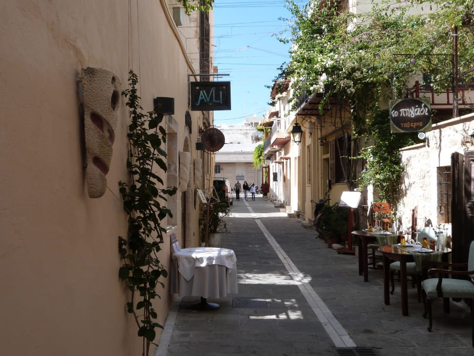 Lovely street Avli Lounge Apartments