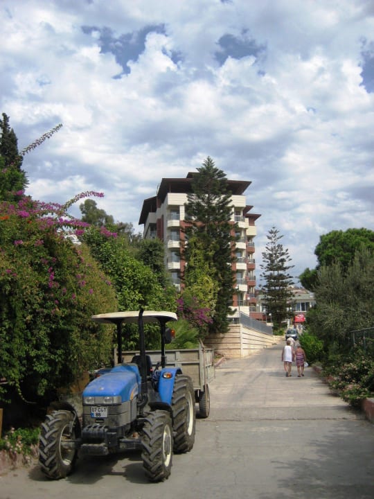 Straße vom Hotel zum Strand Hotel Sirma