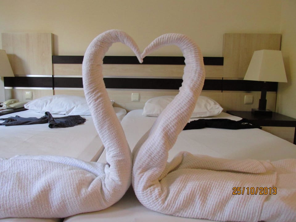 Kunstvoll drapierte Schlafdecken Hotel Orfeus Park