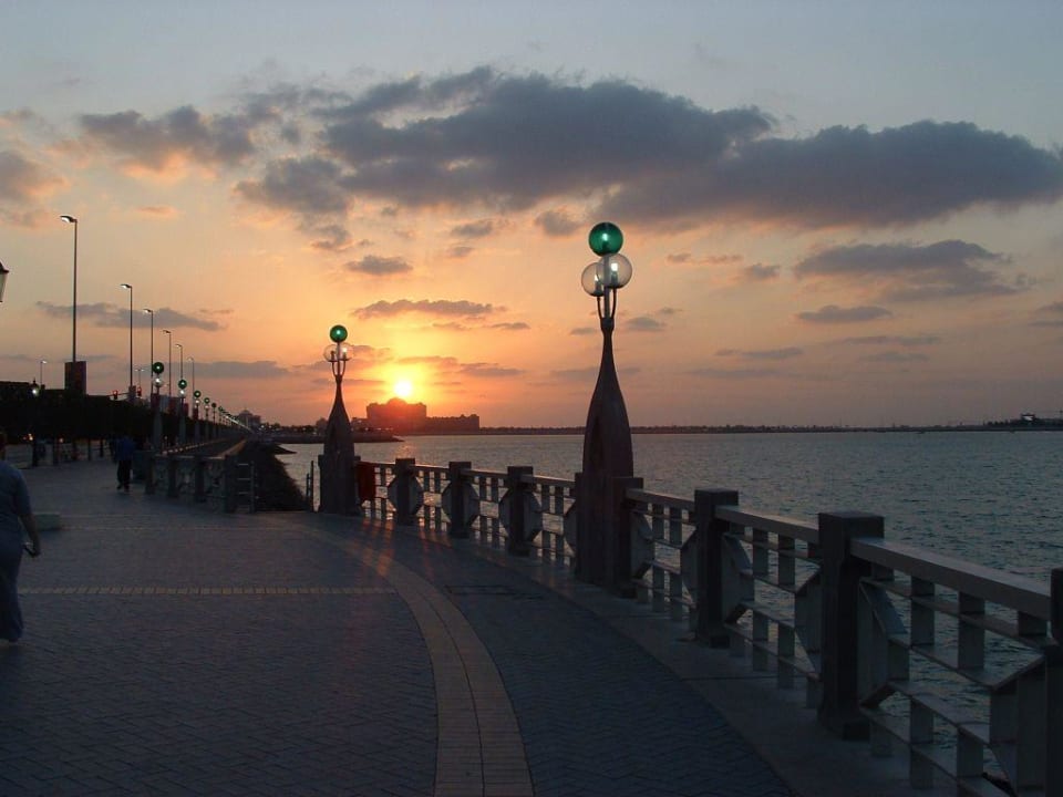 Sonnenuntergang über dem Palast Emirates Palace Mandarin Oriental