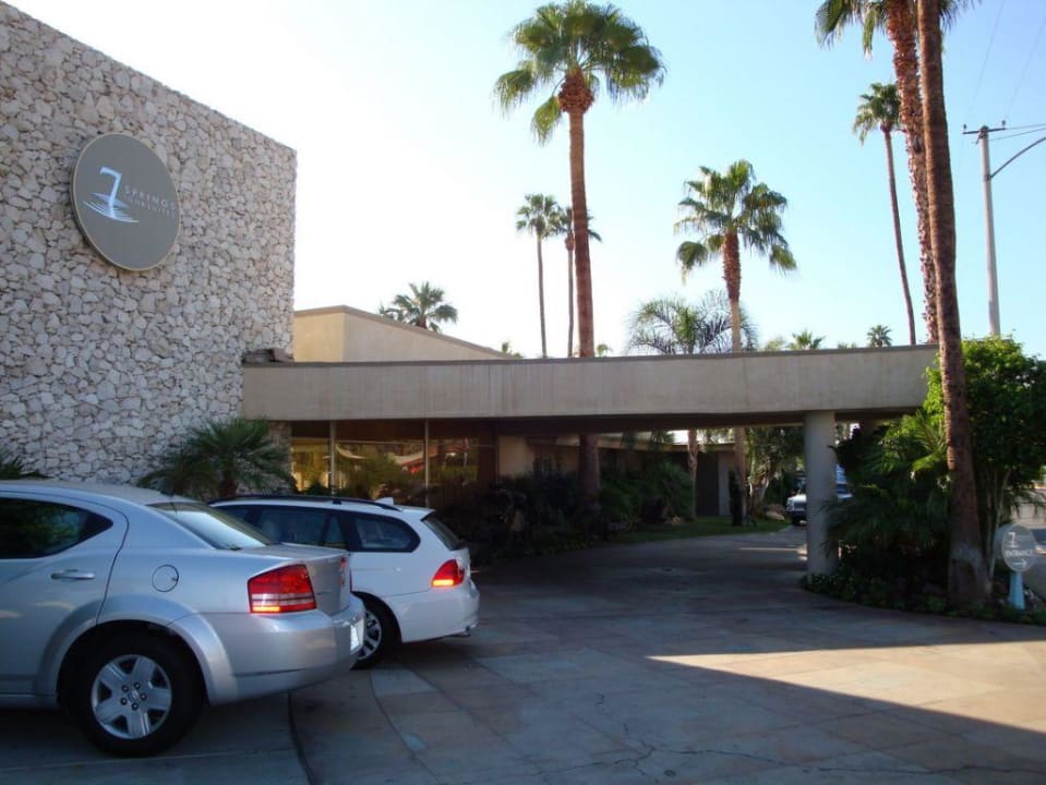 Parkplatz und Eingang zur Lobby Hotel 7 Springs Inn & Suites