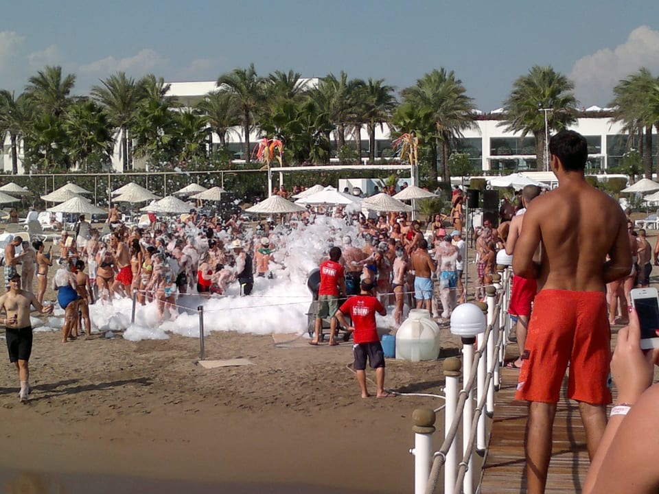 Wöchentliche Schaumparty am Strand Adam & Eve - Adults only