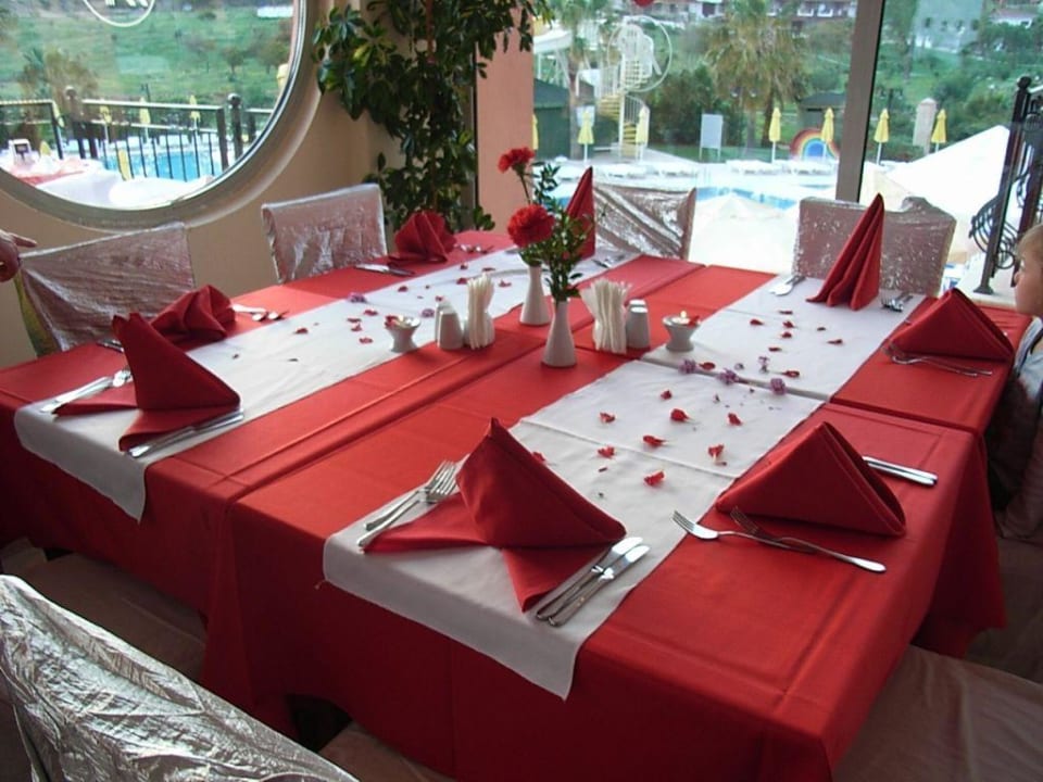 Liebevolle Tischeindeckung zu Ostern Royal Atlantis Beach Hotel