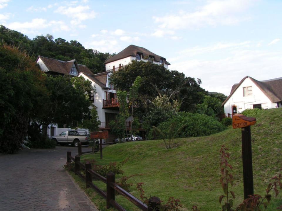 Zufahrt zur Rezeption (oben links im Bild) Crawfords Beach Lodge & Cabins