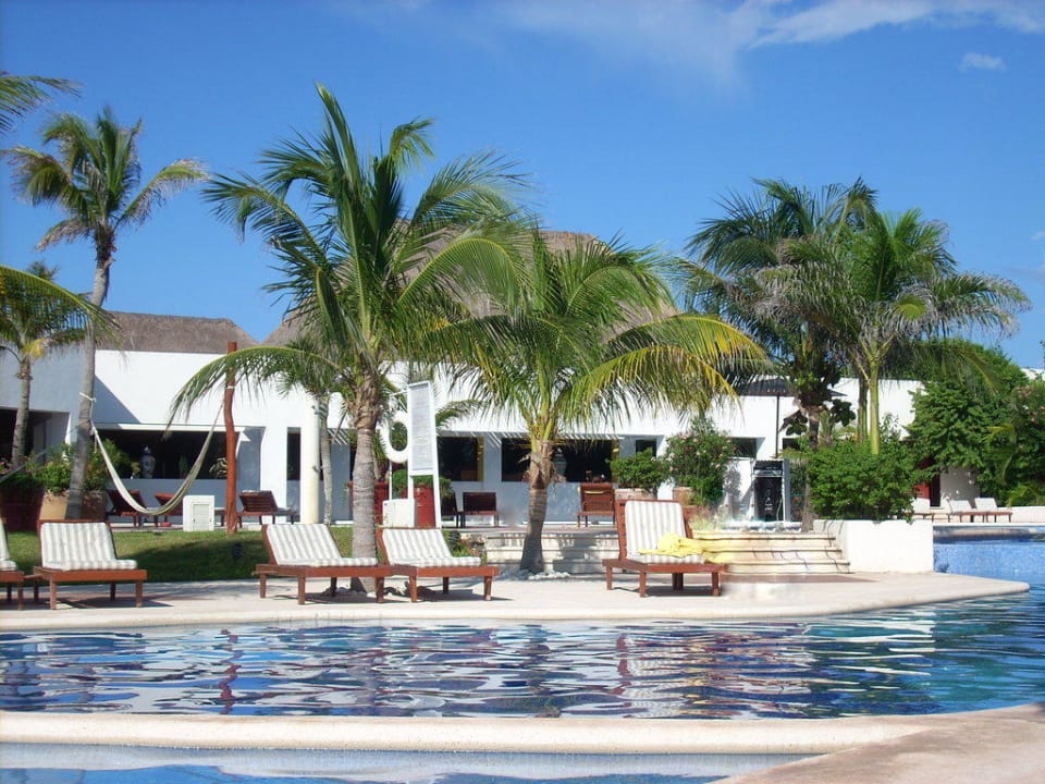 Pool im inneren Bereich der Hotelanlage Grand Oasis Tulum Riviera - All Inclusive