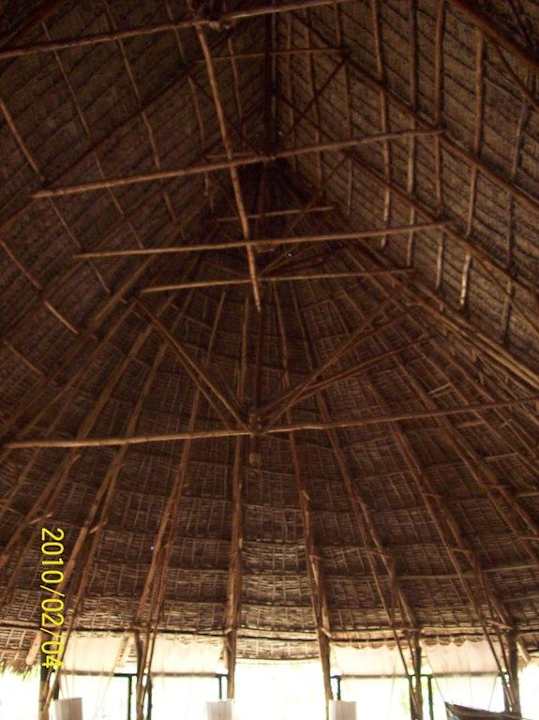 Dachkonstruktion in der Lobby Hotel Angel's Bay