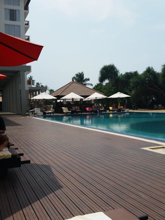 Neuer Pool mit Bar Turyaa Kalutara