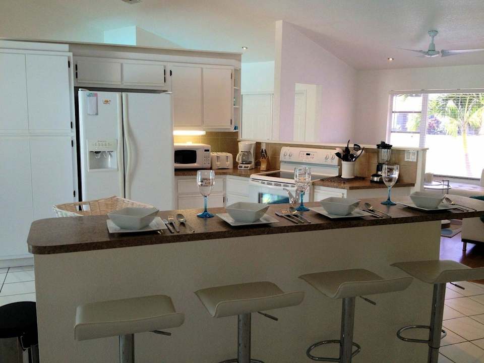 Eingedeckt an der Kuechentheke Loft-Stil Villa The Illoura