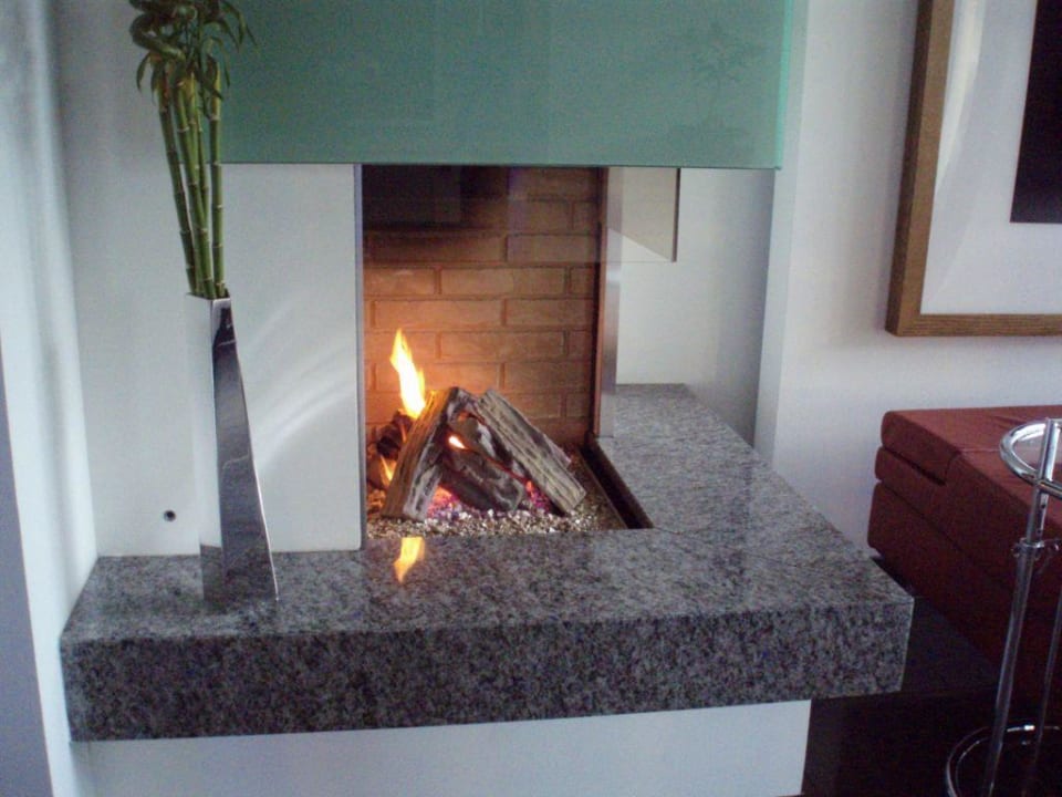 Kamin im Wartebereich des Foyer Avidon Art & Design Hotel