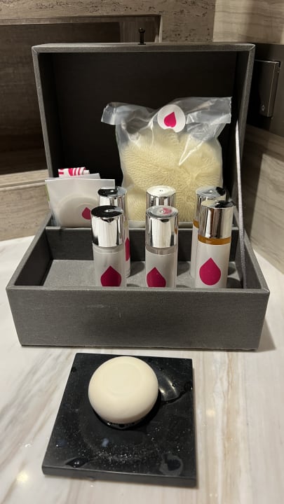 Zimmer Acanthus Cennet Barut Collection