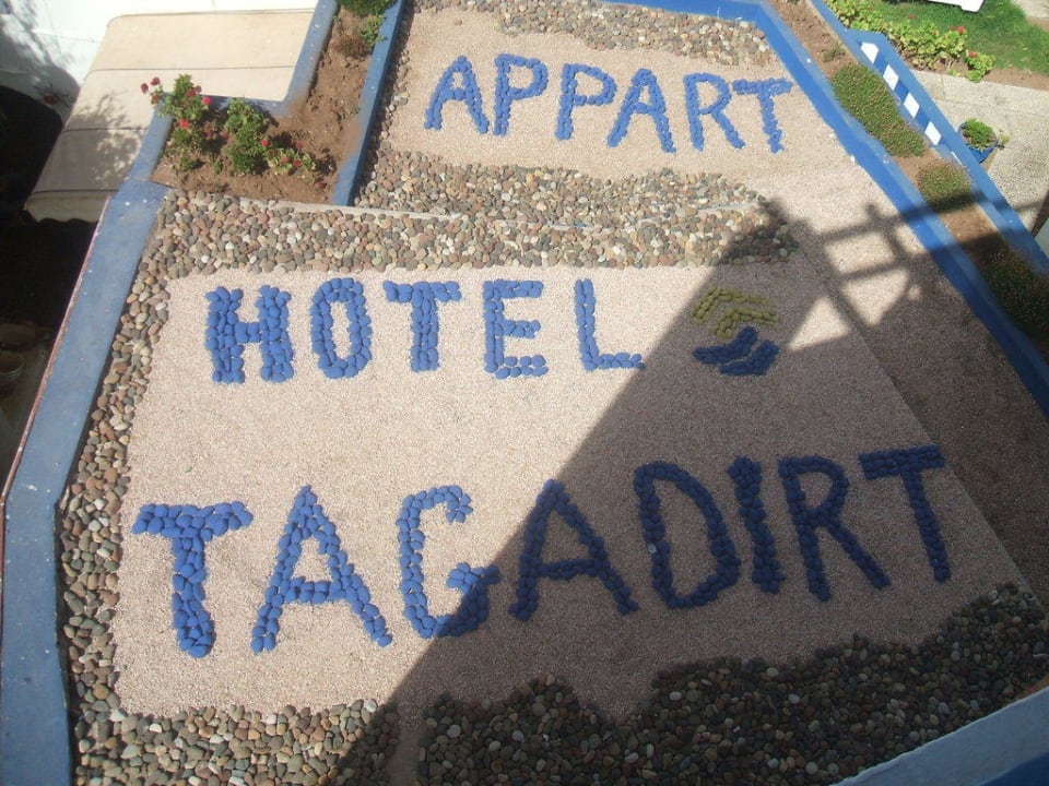 Schriftzug des Hotels Hotel Tagadirt