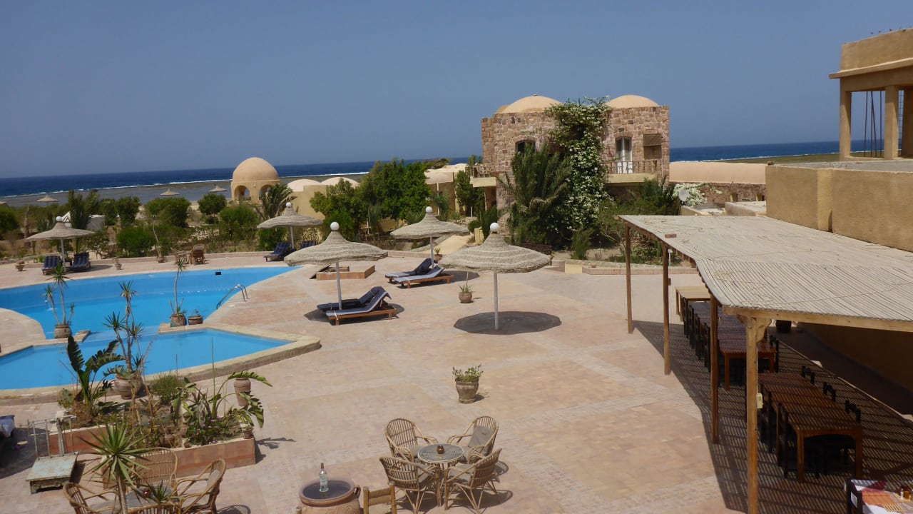 Rechts Restaurentterrasse Sea Hug Resort