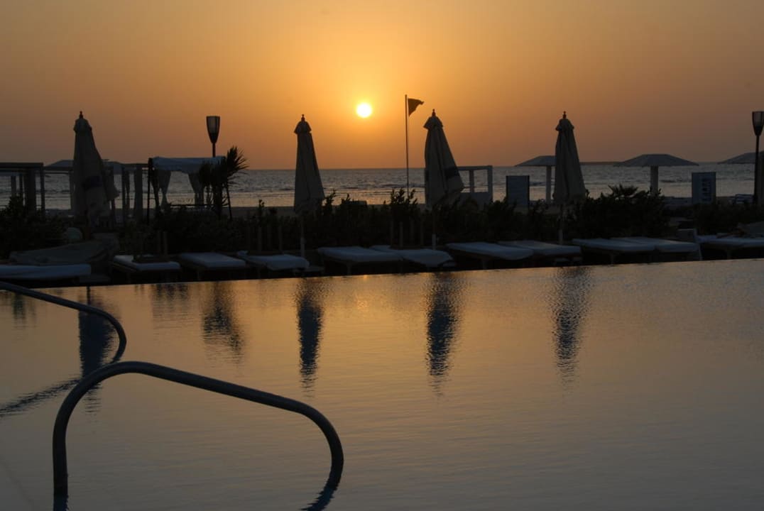 Salzwasserpool und Meer bei Sonnenaufgang Premier Le Reve Hotel & Spa