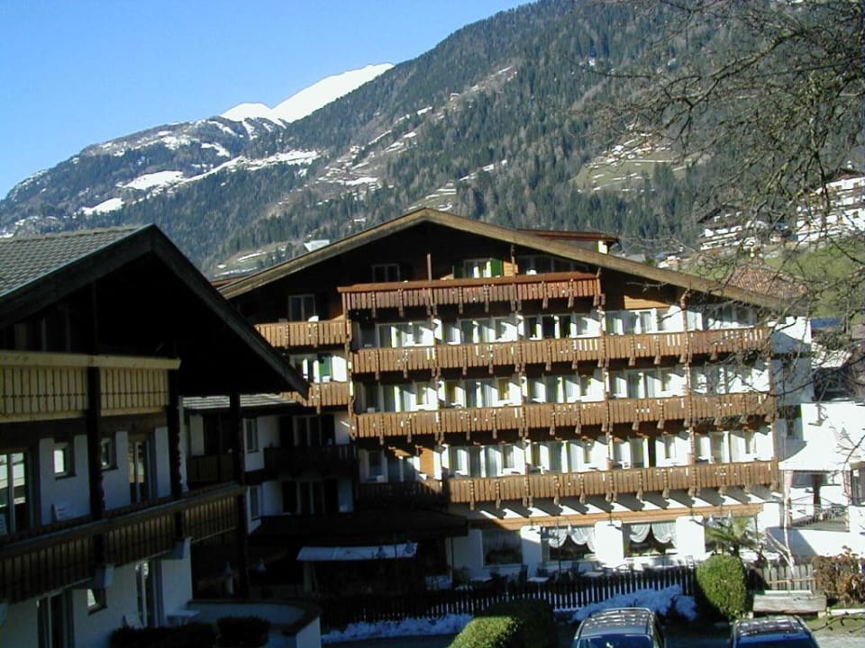 Rückseite des Hotels mit Balkonen STROBLHOF Active Family SPA Resort