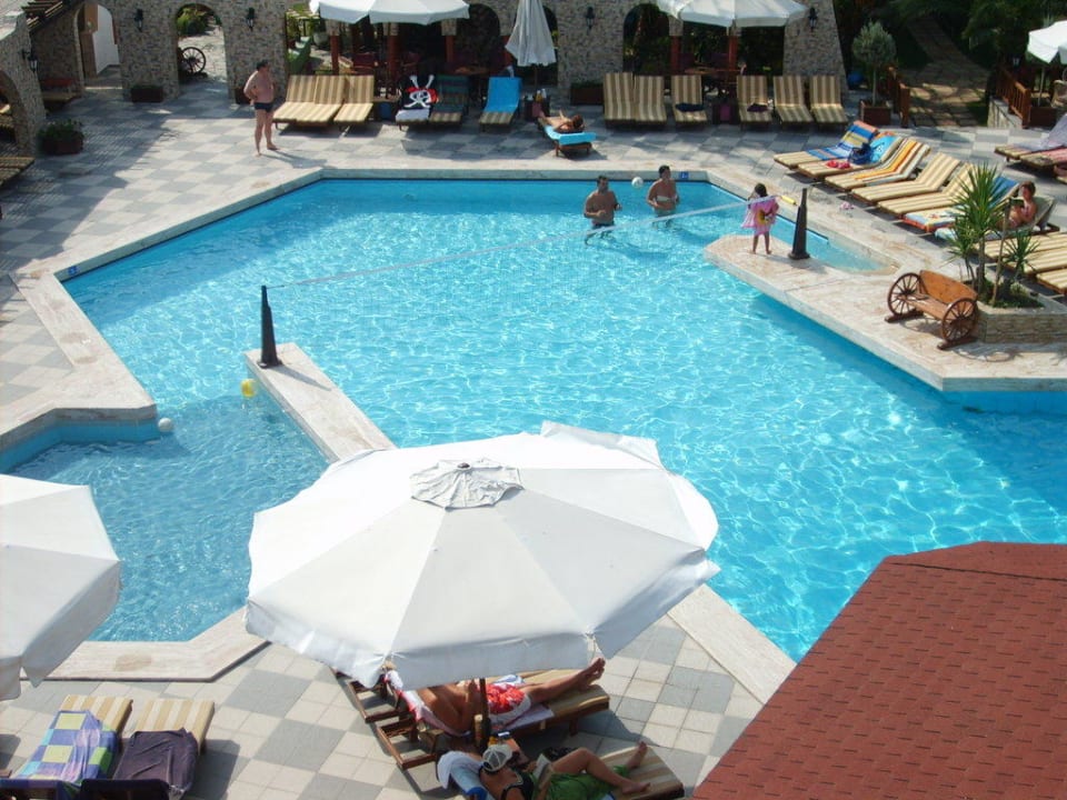 Pool aus Sicht vom Dach aus Gaia Garden Hotel