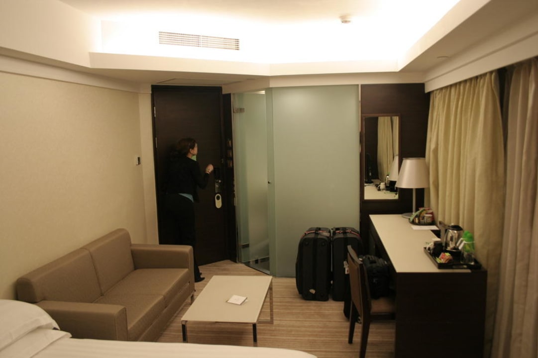 Blick zur Zimmertür und Bad Hotel Harbour Plaza 8 Degrees