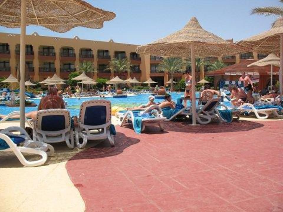 Basen przy holu głównym Hotel Nubian Village