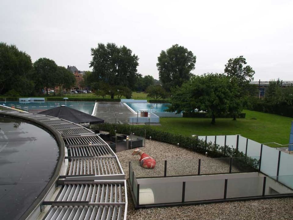 Blick auf den Pool vom Fenster WestCord Art Hotel Amsterdam 3-Star