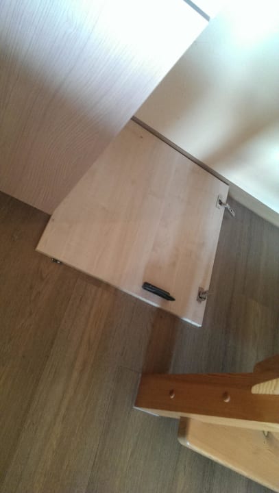 Kaputte Türblende Ferienanlage Friesenhof