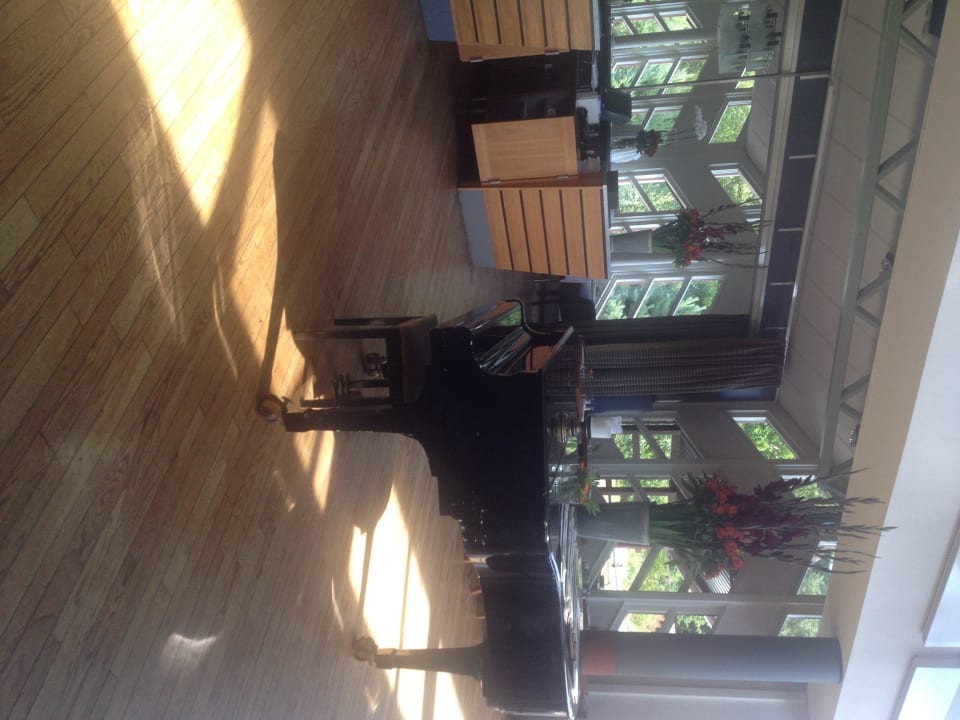 Zwischen Bar und Restaurant steht ein Flügel Radisson Blu Royal Park Hotel