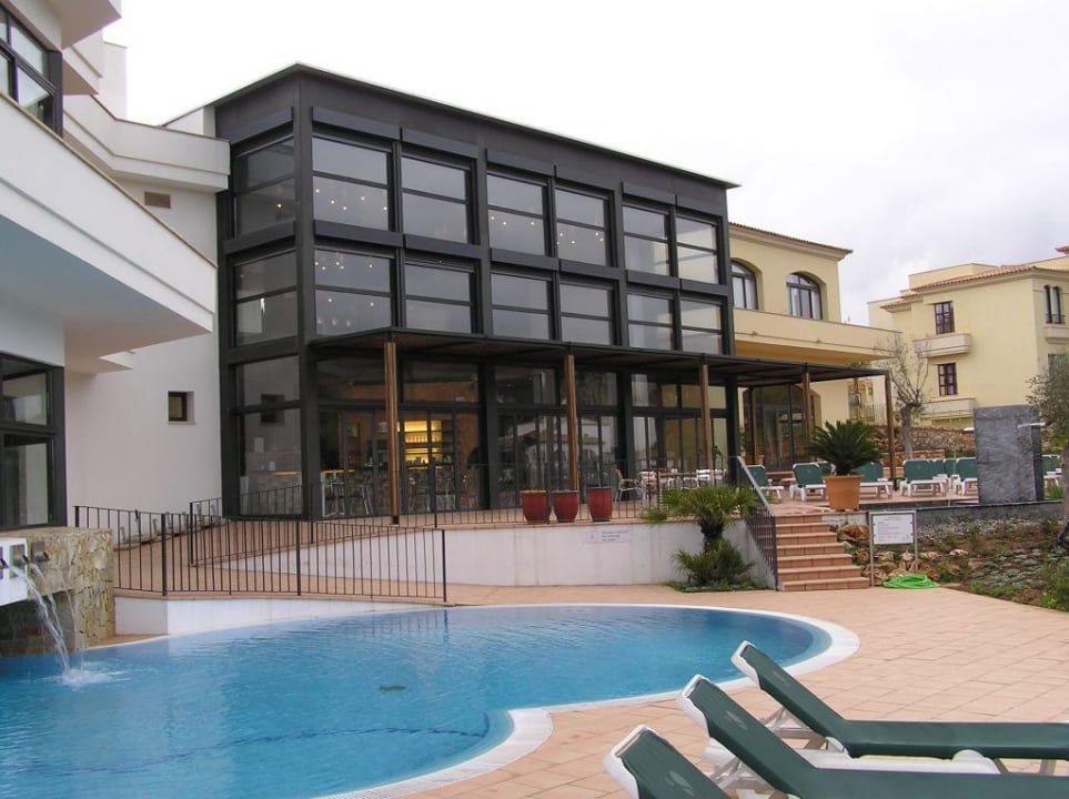 Ansicht Saunabereich von Außen mit Außenpool ROBINSON CALA SERENA