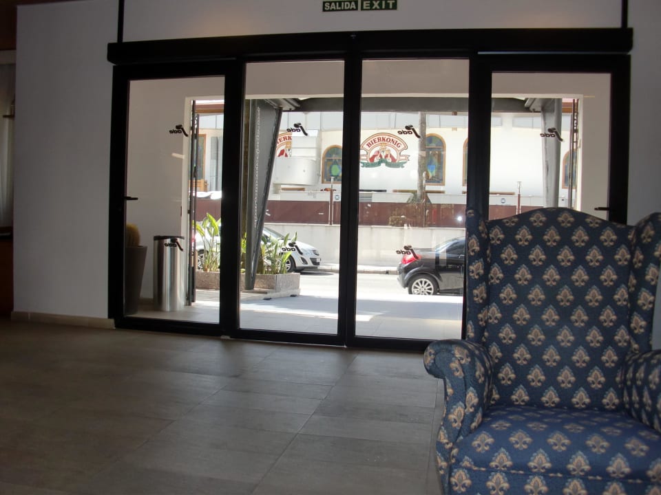 Blick in Richtung Straße Apartamentos Jade