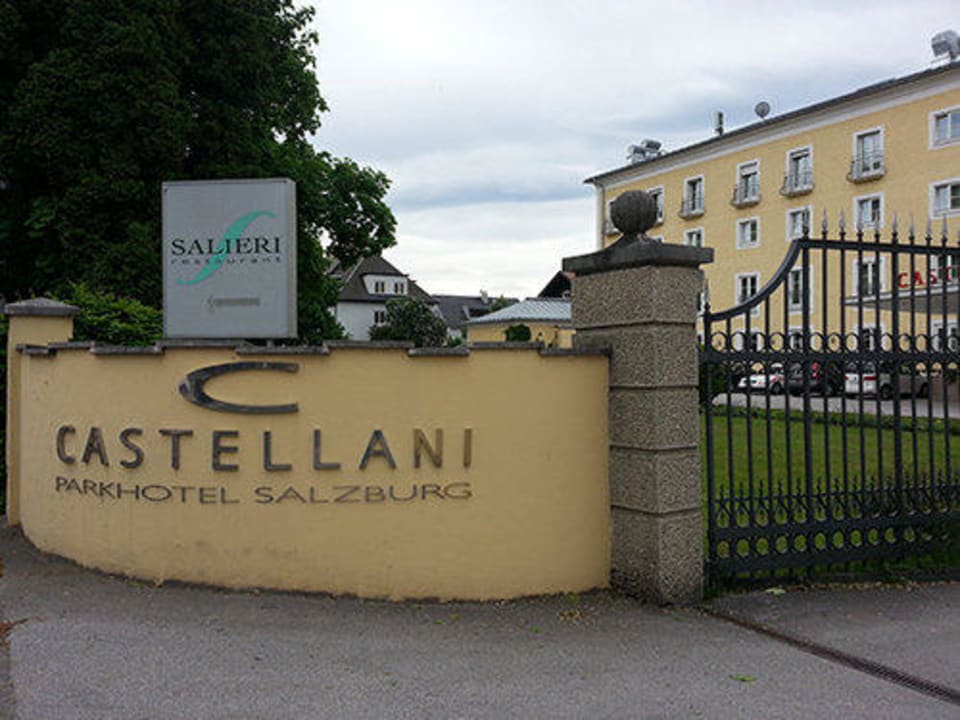 Einfahrt ARCOTEL Castellani Salzburg