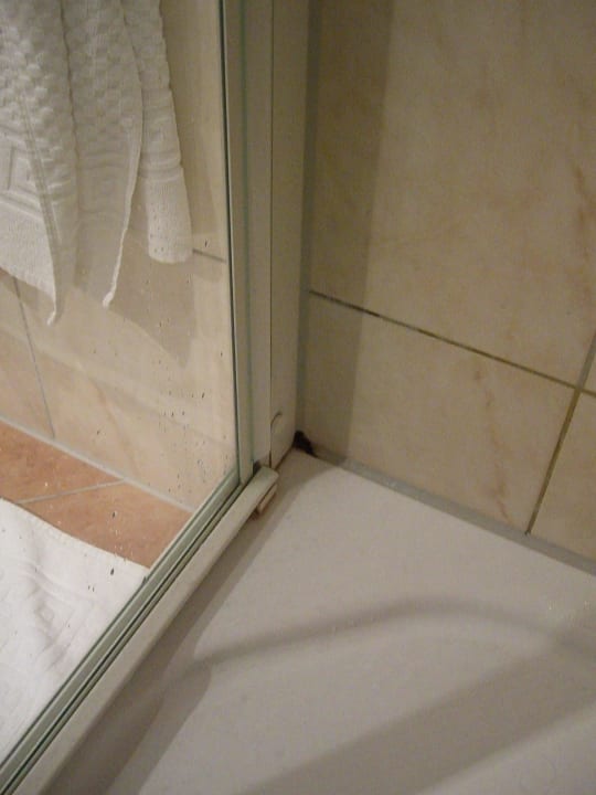 Ein bisschen Schimmel in der Duschkabine Hotel Villa Toskana
