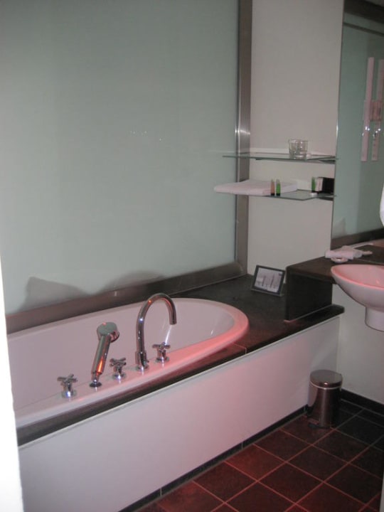 Badezimmer in Rot INNSIDE by Meliá Frankfurt Eurotheum