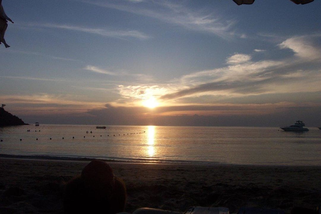 Zachód slońca na plaży Ao Prao Resort