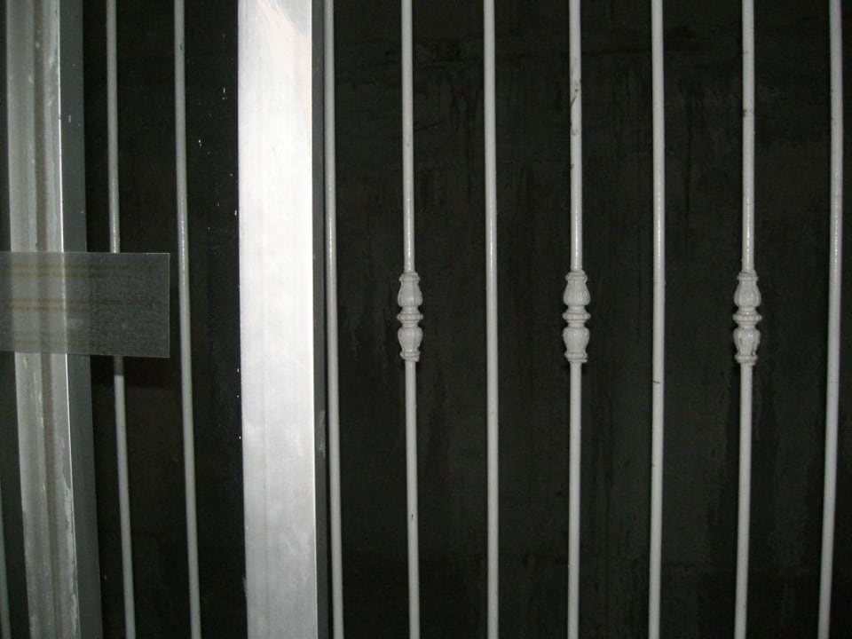 Vergittertes Fenster  Hotel Los Cocos