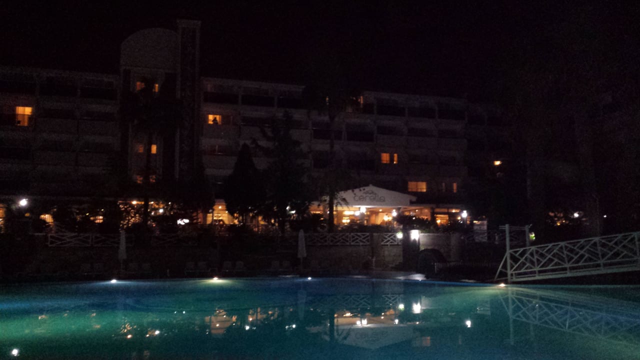 Poolblick aufs Hotel Seaden Corolla Hotel