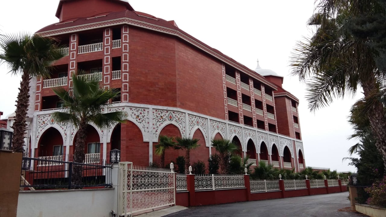 Blick von der Straße Royal Taj Mahal Hotel