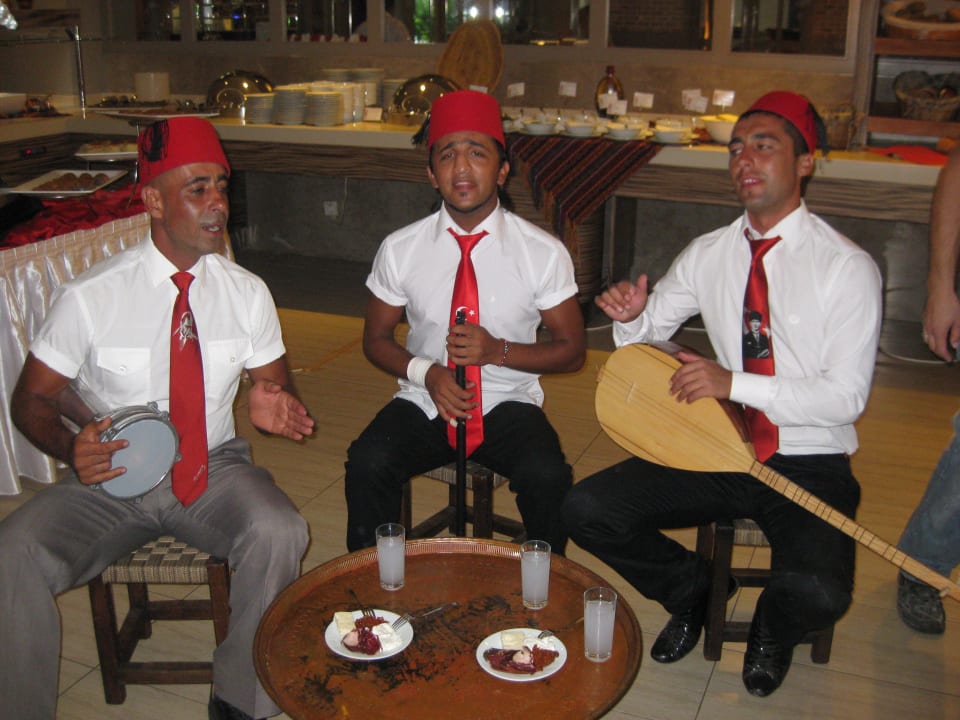 Lustiges Trio Port Side Resort Hotel