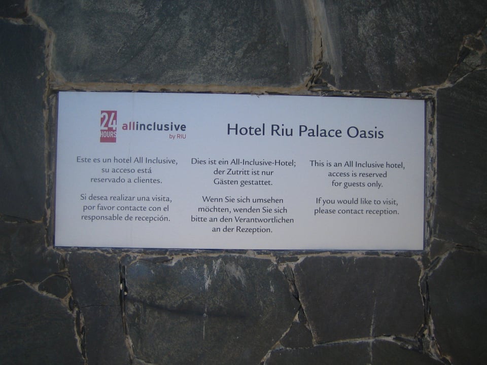 Schild am Gartentor (Besuch kostet 70,-- €/Per Hotel Riu Palace Oasis