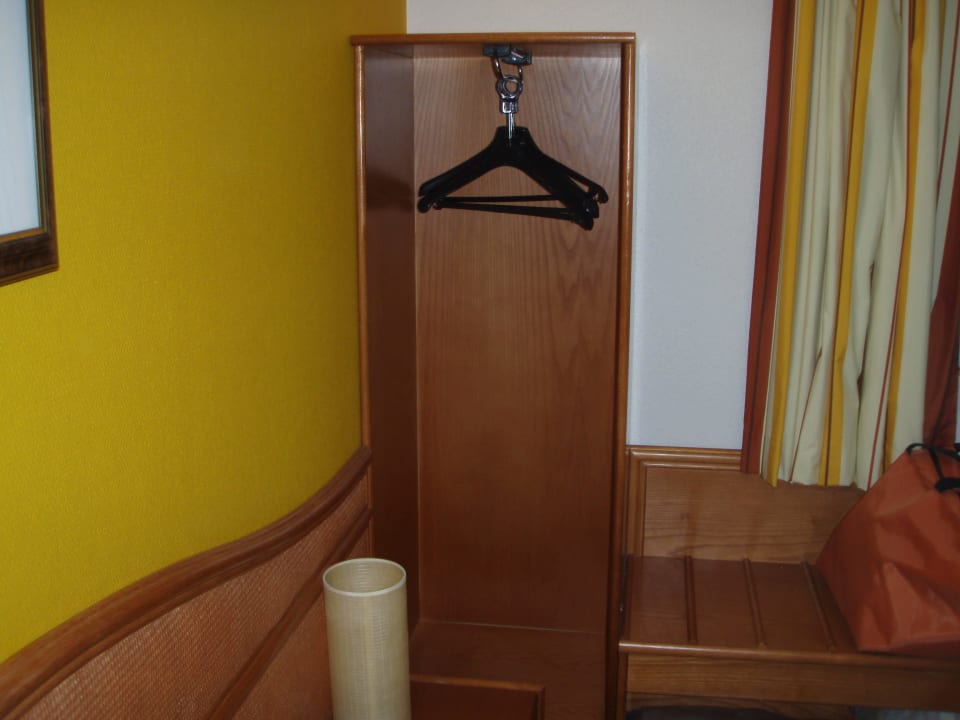 Der Kleiderkasten Hotel Roi Soleil Colmar