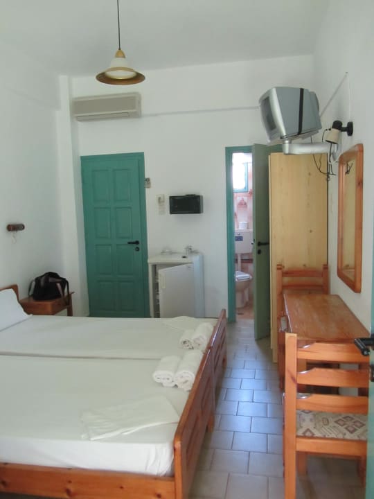 Blick zum Balkon und Bad Dimitris Villa