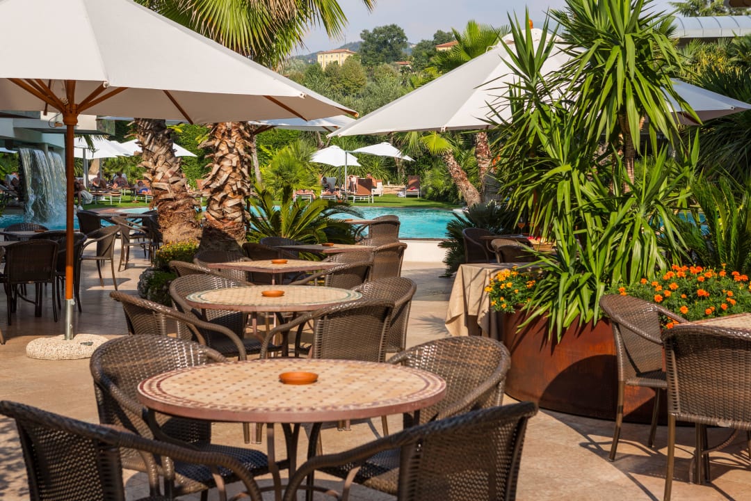 Sonnige Terrasse fürs Frühstück und Snacks Color Hotel