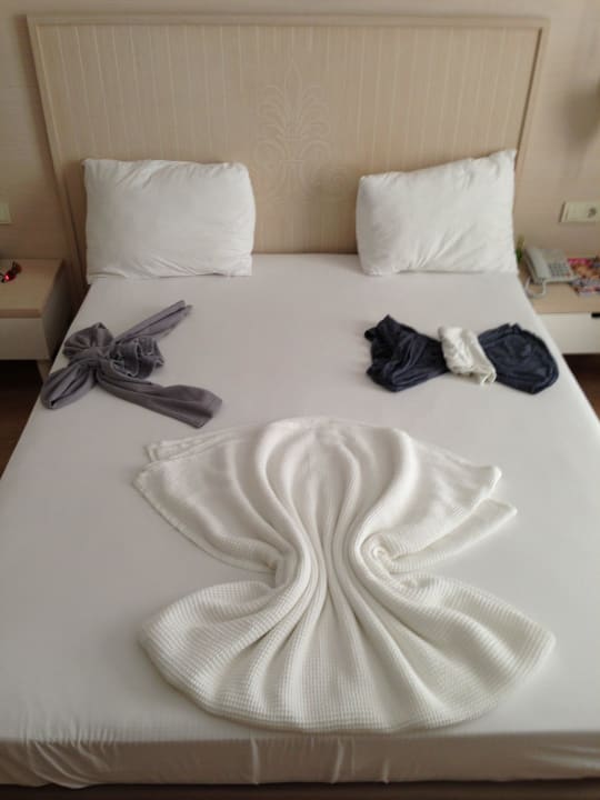 Dekoration beim Bettenmachen Seamelia Beach Resort