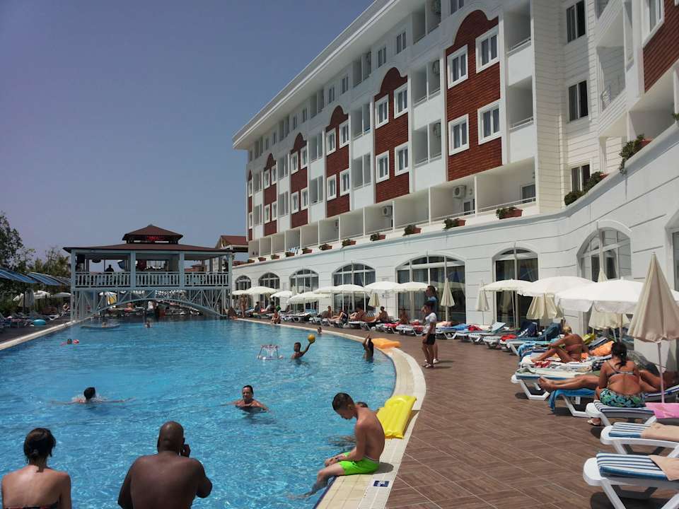 Der Big Pool Side Royal Paradise Hotel