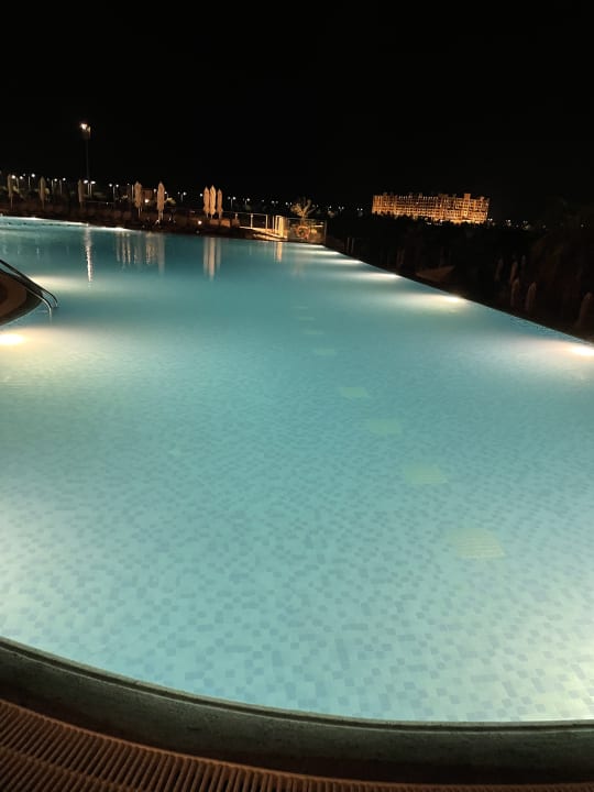 Pool Hampton by Hilton Marjan Island