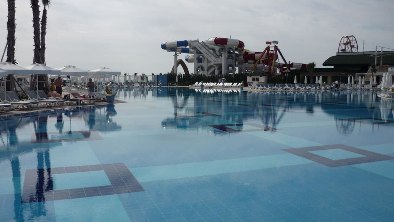 Im Hinergrund der Aquapark Hotel Delphin Imperial