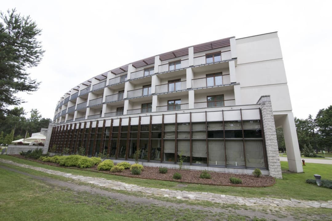 Widok z tyłu hotelu Holiday Inn Warszawa Józefów