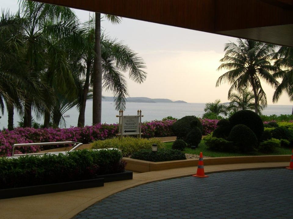 Blick vom Eingang aufs Meer Royal Cliff Grand Hotel