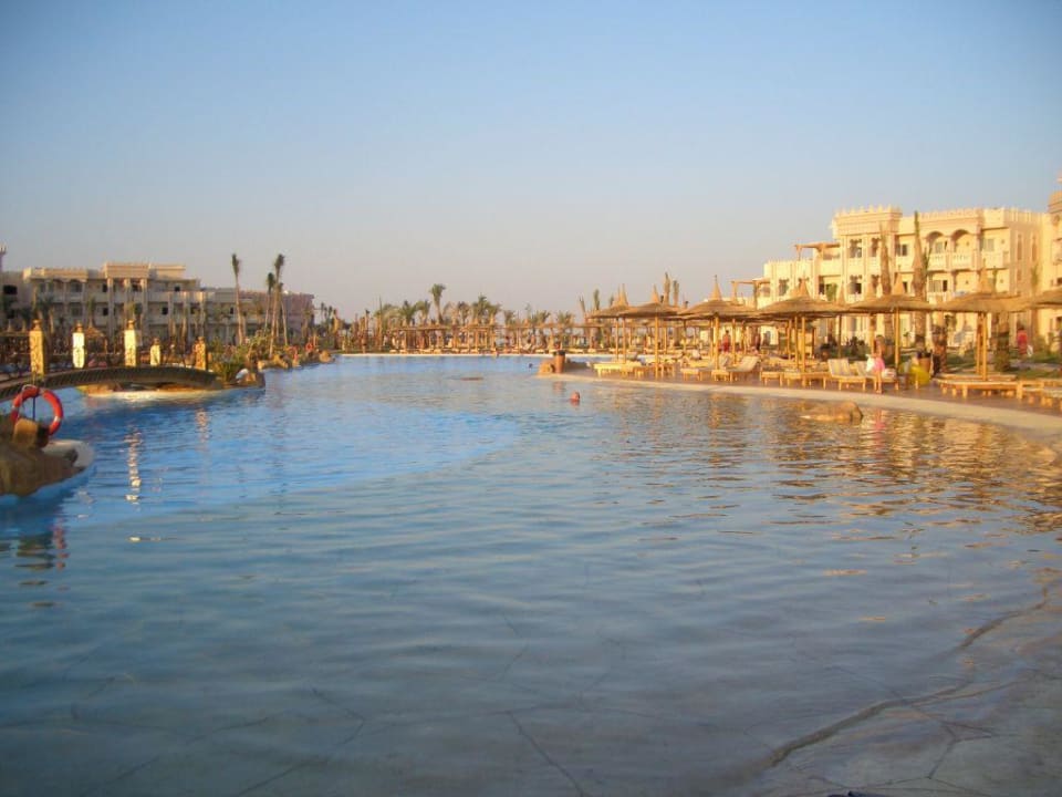 Pool im Licht der untergehenden Sonne Pickalbatros Palace Resort