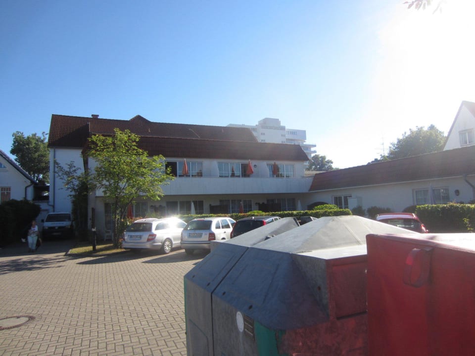Parkplatz und Hotel von hinten Hotel Gorch Fock