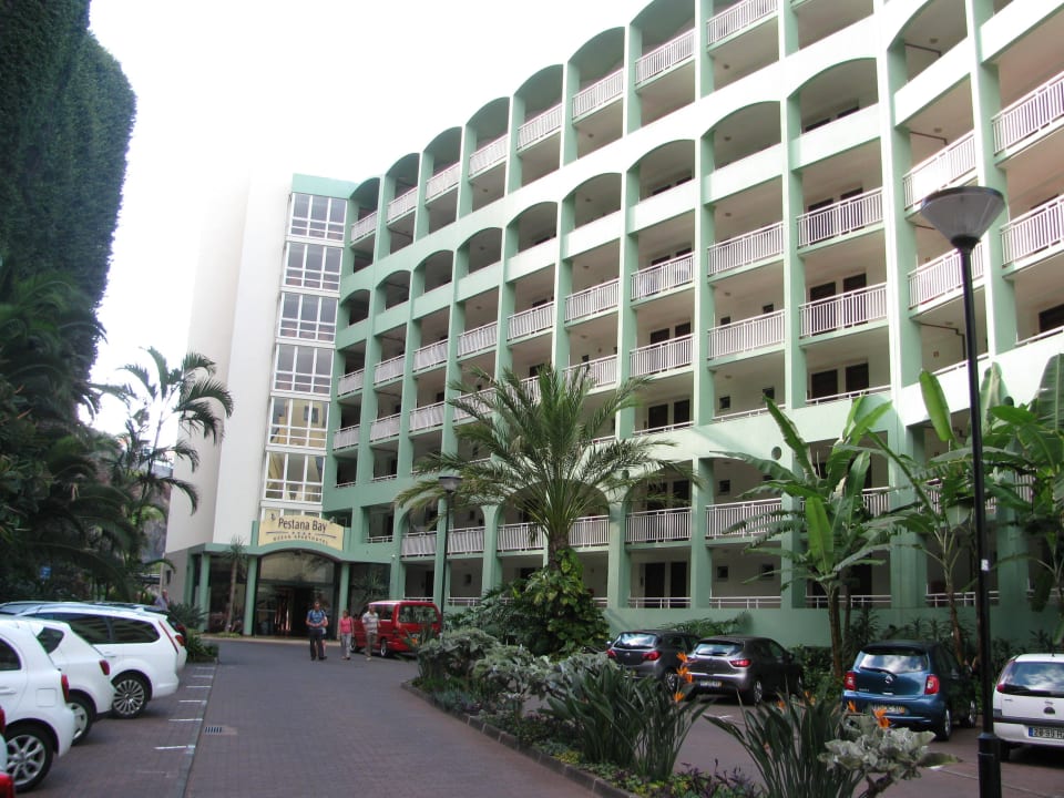 Eingang und Rückseite des Hotels Pestana Ocean Bay All Inclusive