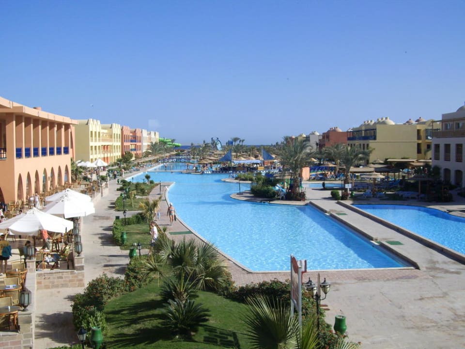 Blick über ein Teil der Riesen Anlage Titanic Beach Spa & Aqua Park